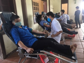 Hàng trăm người tình nguyện hiến máu hỗ trợ các bệnh viện tại Huế - Ảnh 4.