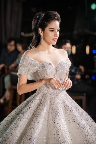 Lecia Bridal ra mắt dòng váy Luxury đính hàng trăm ngàn viên pha lê Swarovski - Ảnh 4.