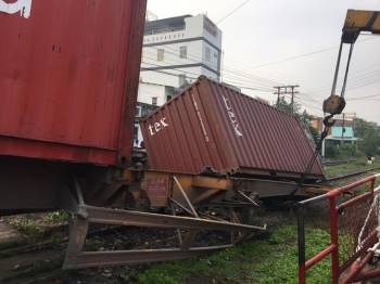 Bình Dương: Nhân viên đường sắt ngủ quên không gác chắn, xe container bị tàu hoả tông đứt rời - Ảnh 4.