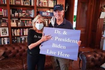  Có người lao tới ông Joe Biden, bà vợ lập tức chắn trước mặt chồng! - Ảnh 5.