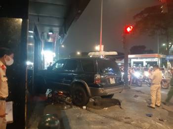 TP.HCM: Ô tô điên tông hàng loạt xe máy tại giao lộ, nhiều nạn nhân bị thương khiến người đi đường kinh hãi - Ảnh 4.