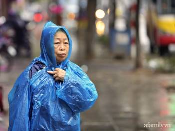 Ảnh: Hà Nội mưa Đông rét mướt sau một đêm trở gió, người dân trùm áo mưa co ro ra đường ngày cuối tuần - Ảnh 4.