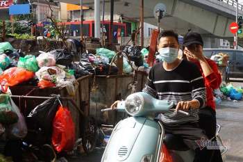 Công ty môi trường om lương công nhân, phố Hà Nội lại ngập ngụa rác - Ảnh 4.