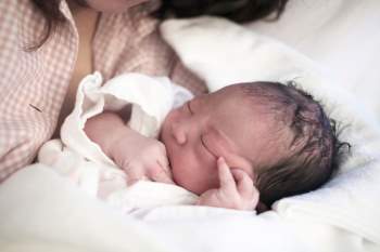 Con mới sinh quấy khóc: Nỗi lo âu xen lẫn ám ảnh của các bà mẹ - Ảnh 4.