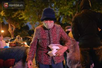 Cảm động những suất cơm 0 đồng trao tặng người vô gia cư giữa đêm đông giá rét ở Hà Nội - Ảnh 4.