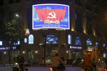 Thủ đô Hà Nội rực rỡ cờ hoa chào mừng Đại hội XIII của Đảng - Ảnh 4.