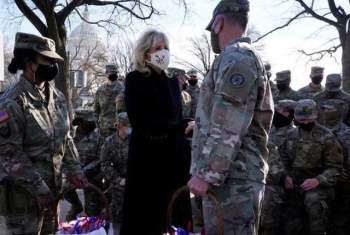Hành động bất ngờ của vợ chồng ông Biden với lính Vệ binh quốc gia Mỹ - Ảnh 3.