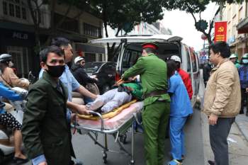 Ô tô gây T*i n*n trên phố Tràng Tiền (Hà Nội) khiến lái xe Grab bị thương nặng - Ảnh 4.