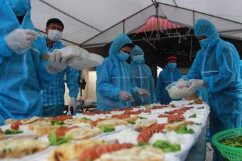 Bếp ăn dã chiến ở Chí Linh đỏ lửa xuyên Tết nấu 600 suất ăn mỗi ngày - Ảnh 4.