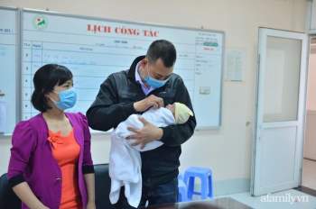 Bé trai bị bỏ rơi ngày 29 Tết ở Hà Nội đã có bố mẹ nuôi, bác sĩ bật khóc nói lời tạm biệt: Mạnh mẽ lên con nhé! - Ảnh 4.