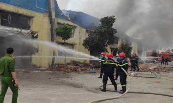 Hàng chục lính cứu hỏa dập đám cháy lớn tại công ty may - Ảnh 3.