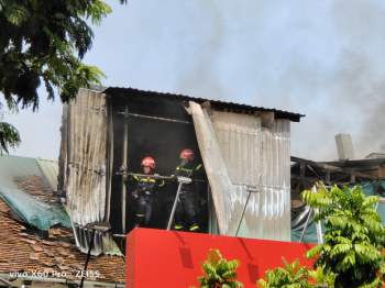 Quán bar ở trung tâm Sài Gòn bốc cháy dữ dội, học sinh trường Ernst Thalmann sát bên được sơ tán khẩn cấp - Ảnh 5.
