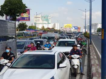 Ảnh: Cửa ngõ vào trung tâm Sài Gòn ùn tắc không lối thoát, ô tô và xe máy chen nhau dàn hàng kín mặt đường - Ảnh 4.