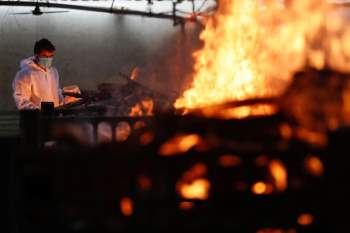 Lửa cháy suốt ngày đêm tại lò hỏa táng ở Ấn Độ - Ảnh 5.