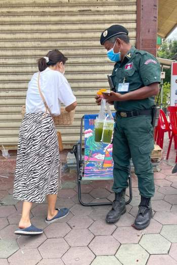 Cô gái Việt làm bánh, trà tặng cảnh sát ở tâm dịch Campuchia - Ảnh 4.