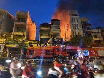 TP.HCM: Cháy nhà mặt tiền đường Lý Thường Kiệt, ùn tắc giao thông nghiêm trọng - Ảnh 4.