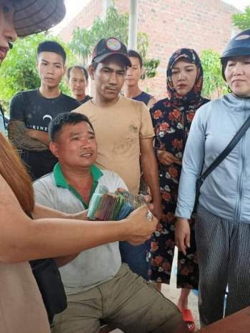 Chuyện ấm lòng ở Quảng Bình: Xe tải chở 20 tấn dưa hấu bị lật, tài xế khóc cạn nước mắt, người dân chung tay thu gom và bán giúp - Ảnh 4.