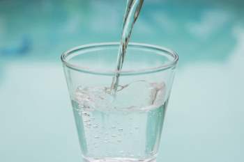  Thực hư chuyện uống đủ 2 lít nước mỗi ngày: Chuyên gia S*nh l* học nói rằng thận của bạn không thích thế đâu - Ảnh 4.