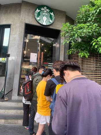 HOT: Vừa thông báo tung ra bộ đôi cốc mới vào sáng sớm, Starbucks đã khiến dân tình xếp hàng dài săn lùng, giá bán lại bị hét lên gấp 2 lần? - Ảnh 4.
