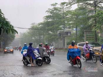 Mưa lớn, người Hà Nội đi làm tránh từng điểm ngập - Ảnh 4.