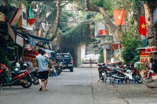 Ảnh: Phố phường Hà Nội rợp cờ hoa chào mừng Quốc khánh 2/9 - Ảnh 3.