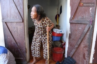 Gặp cụ bà lưng còng cõng bao quần áo, mì tôm ủng hộ người dân miền Trung: Hơn 200.000 đồng/tháng tôi ăn tiêu xả láng, giúp được phần nào hay phần đó - Ảnh 6.
