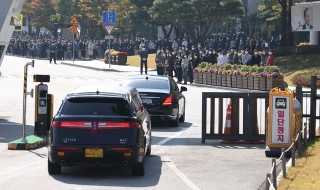 Lễ tang đưa tiễn chủ tịch Samsung về nơi an nghỉ cuối cùng: Gia quyến thất thần, chồng cũ cựu Á hậu Hàn Quốc cũng có mặt - Ảnh 6.