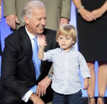 Bằng tuổi “Hoàng tử Nhà Trắng” Barron Trump, cháu trai của ông Joe Biden cũng gây chú ý nhờ vẻ ngoài anh tuấn cùng chiều cao khủng - Ảnh 5.