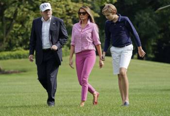 Hành động thường xuyên của Barron Trump khi đi cùng bố mẹ - Ảnh 6.