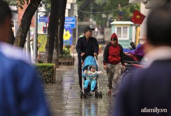 Ảnh: Hà Nội mưa Đông rét mướt sau một đêm trở gió, người dân trùm áo mưa co ro ra đường ngày cuối tuần - Ảnh 5.