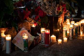 Người Mỹ tổ chức tưởng niệm bà chủ tiệm nail gốc Việt thiệt mạng sau vụ tấn công bằng súng, cầu nguyện cho người chồng đang nguy kịch - Ảnh 5.