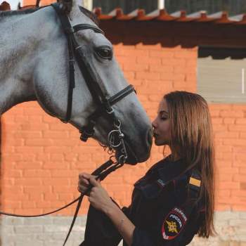 Chân dung hoa khôi cảnh sát Nga có tài năng cưỡi ngựa - Ảnh 6.