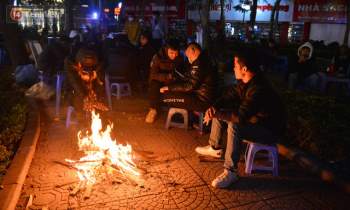 Chùm ảnh: Người Hà Nội đốt lửa trong đêm rét nhất từ đầu mùa, nhiệt độ dưới 12 độ C - Ảnh 6.