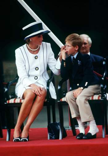 Nhìn lại loạt khoảnh khắc khó quên của Hoàng tử Harry thời còn là đứa cháu cưng của gia tộc và là niềm tự hào của Nữ hoàng Anh - Ảnh 6.