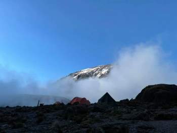 Sếp Viettel trở thành nữ 9x Việt Nam đầu tiên chinh phục Nóc nhà của Châu Phi Kilimanjaro: Leo 8 ngày liên tiếp, xuyên qua vùng nắng rát chóng mặt đến nơi -20 độ C - Ảnh 7.