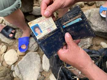 Hình ảnh rơi nước mắt về nạn nhân mất tích tại Rào Trăng: Chiếc ví lấm lem bùn đất, chiếc xe máy bị cuộn nát dưới lòng sông - Ảnh 6.