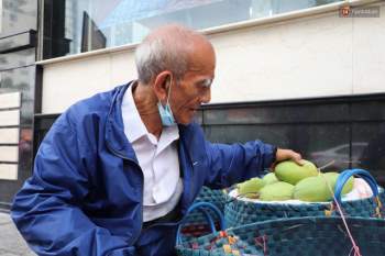 Đằng sau bức ảnh cụ ông bên đống trái cây ế là tấm lòng thơm thảo của người Sài Gòn: Ở đây người ta thương tui dữ lắm - Ảnh 5.