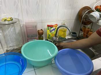 Khổ như Sài Gòn cúp nước: Người dân phải “nhịn” vệ sinh buổi tối, tích trữ nước trước 5 giờ chiều - Ảnh 5.