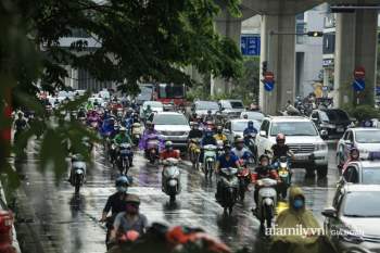 Chung cư ở Hà Nội ngập sâu, hàng loạt xế hộp bị nhấn chìm sau trận mưa lớn đầu tuần - Ảnh 5.