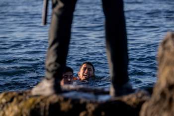 Khoảnh khắc cậu bé di cư bật khóc giữa biển nước mênh mông, dùng chai nhựa để bơi đến miền đất hứa gây chấn động thế giới - Ảnh 5.