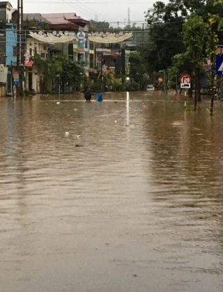 Mưa lớn trút xuống gây ngập lụt ở Lào Cai, ô tô ngụp lặn dưới nước - Ảnh 6.