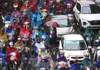 Ngày đầu tuần mưa lớn, nhiều tuyến phố Hà Nội ùn tắc dài - Ảnh 6.