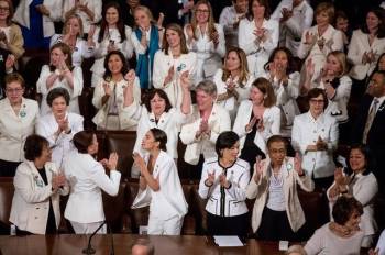 Ý nghĩa bất ngờ cùng thông điệp ngầm phía sau bộ vest trắng Phó Tổng thống Mỹ đắc cử mặc trong bài phát biểu đầu tiên, không chỉ đơn thuần là thời trang - Ảnh 7.