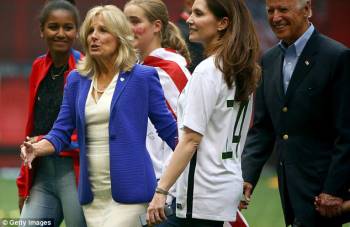 Tình bạn của cháu gái ông Biden với con ông Obama - Ảnh 6.