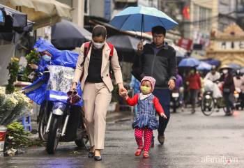 Ảnh: Hà Nội mưa Đông rét mướt sau một đêm trở gió, người dân trùm áo mưa co ro ra đường ngày cuối tuần - Ảnh 6.