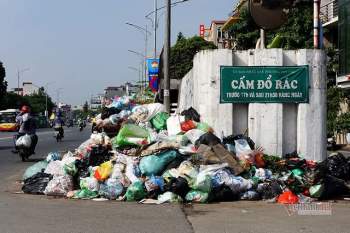 Công ty môi trường om lương công nhân, phố Hà Nội lại ngập ngụa rác - Ảnh 6.
