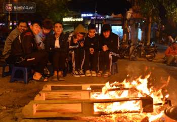 Chùm ảnh: Người Hà Nội đốt lửa trong đêm rét nhất từ đầu mùa, nhiệt độ dưới 12 độ C - Ảnh 7.