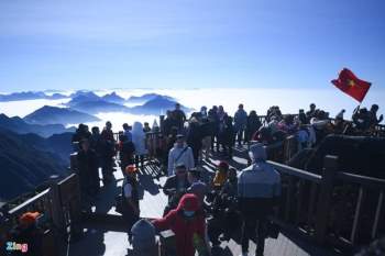 Du khách đổ về Sa Pa, đỉnh Fansipan chật cứng ngày đầu năm mới - Ảnh 6.