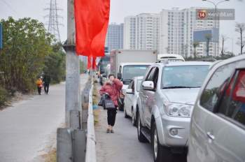 Cửa ngõ Hà Nội ùn tắc kinh hoàng, hàng ngàn phương tiện chen lấn quay lại thành phố sau kỳ nghỉ Tết dương lịch - Ảnh 6.