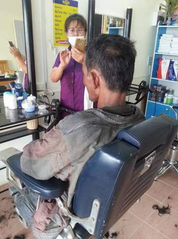Người đàn ông vô gia cư bước vào tiệm cắt tóc với bộ dạng thảm thương, cô chủ tiệm lập tức hành động và kết quả khiến ai cũng mỉm cười - Ảnh 7.